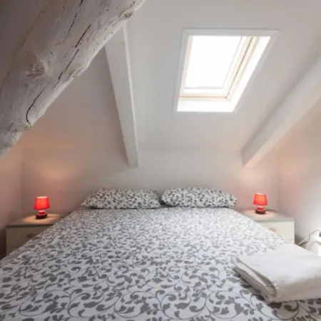 Francesco Da Paola 10 Apartment